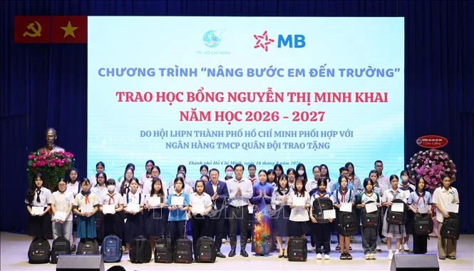 Trao 500 suất học bổng ‘Nâng bước em đến trường’ Trao 500 suất học bổng ‘Nâng bước em đến trường’