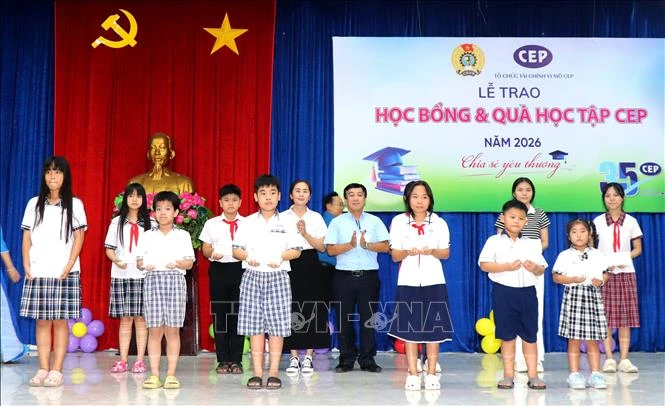 Trao 81 suất học bổng và 200 phần quà cho học sinh có hoàn cảnh khó khăn Trao 81 suất học bổng và 200 phần quà cho học sinh có hoàn cảnh khó khăn