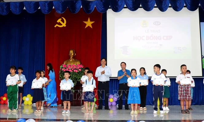 Trao 81 suất học bổng và 200 phần quà cho học sinh có hoàn cảnh khó khăn Trao 81 suất học bổng và 200 phần quà cho học sinh có hoàn cảnh khó khăn