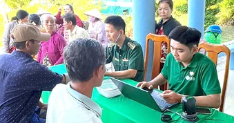 Trao ánh sáng, thắt chặt tình quân dân nơi cực nam Tổ quốc