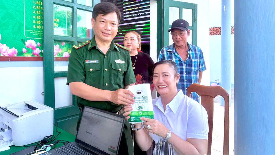 Trao ánh sáng, thắt chặt tình quân dân nơi cực nam Tổ quốc Trao ánh sáng, thắt chặt tình quân dân nơi cực nam Tổ quốc