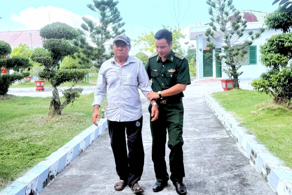 Trao ánh sáng, thắt chặt tình quân dân nơi cực nam Tổ quốc Trao ánh sáng, thắt chặt tình quân dân nơi cực nam Tổ quốc