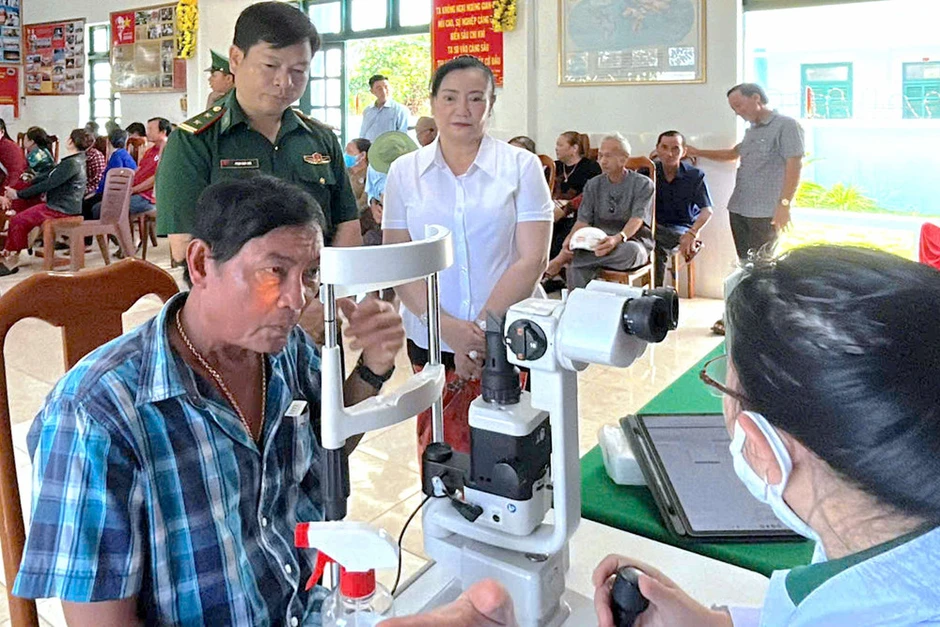 Trao ánh sáng, thắt chặt tình quân dân nơi cực nam Tổ quốc Trao ánh sáng, thắt chặt tình quân dân nơi cực nam Tổ quốc