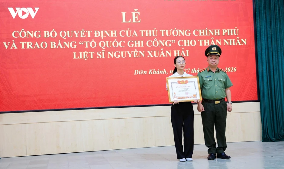 Trao Bằng “Tổ quốc ghi công” cho thân nhân liệt sĩ Công an Nguyễn Xuân Hải Trao Bằng “Tổ quốc ghi công” cho thân nhân liệt sĩ Công an Nguyễn Xuân Hải