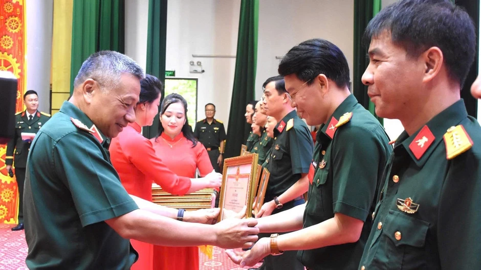 Trao danh hiệu Bàn tay vàng tặng 60 thí sinh dự Hội thi thợ giỏi ngành cơ khí toàn quân lần thứ VI Trao danh hiệu Bàn tay vàng tặng 60 thí sinh dự Hội thi thợ giỏi ngành cơ khí toàn quân lần thứ VI