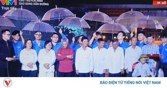 Trao di vật của liệt sĩ Huỳnh Văn Quên cho gia đình