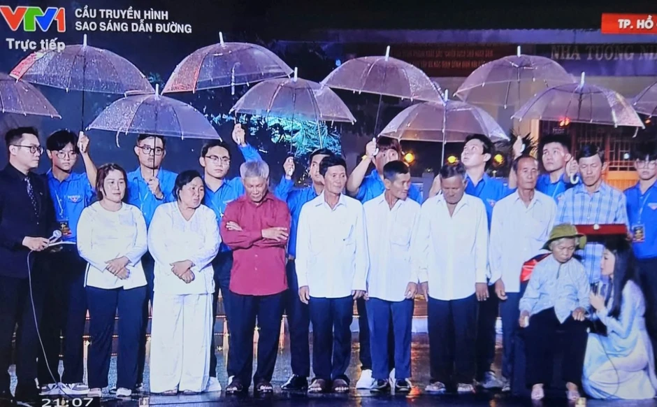 Trao di vật của liệt sĩ Huỳnh Văn Quên cho gia đình Trao di vật của liệt sĩ Huỳnh Văn Quên cho gia đình