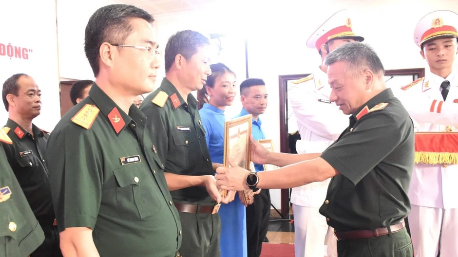 Trao giải cuộc thi “Tìm hiểu kiến thức an toàn, vệ sinh lao động" trong Công đoàn Quân đội lần thứ III