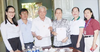 Trao giấy chứng nhận kết hôn tận nhà cho cặp đôi U80