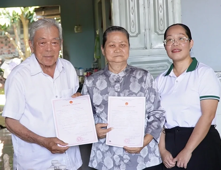 Trao giấy chứng nhận kết hôn tận nhà cho cặp đôi U80 Trao giấy chứng nhận kết hôn tận nhà cho cặp đôi U80