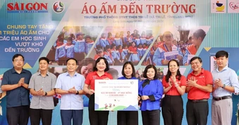 Trao hơi ấm, gửi trọn tình thương cho trò nghèo