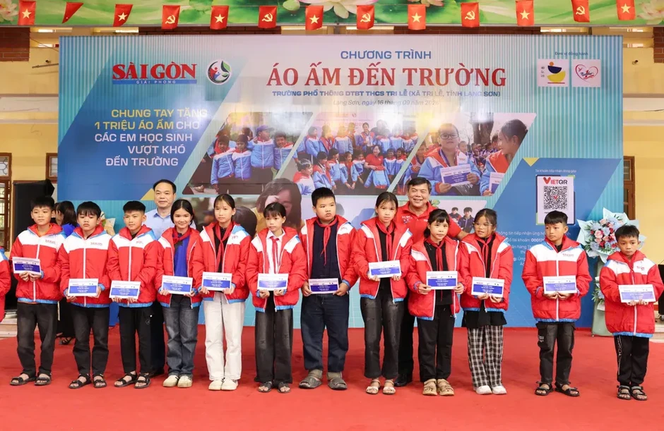 Trao hơi ấm, gửi trọn tình thương cho trò nghèo Trao hơi ấm, gửi trọn tình thương cho trò nghèo
