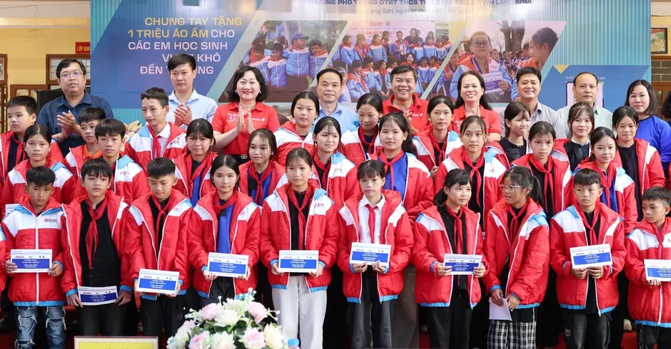 Trao hơi ấm, gửi trọn tình thương cho trò nghèo Trao hơi ấm, gửi trọn tình thương cho trò nghèo
