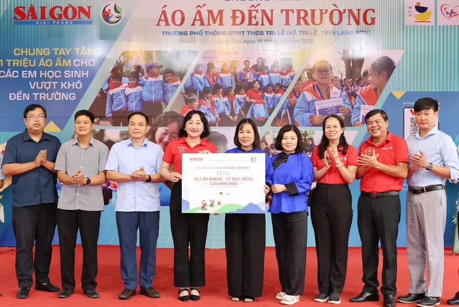 Trao hơi ấm, gửi trọn tình thương cho trò nghèo Trao hơi ấm, gửi trọn tình thương cho trò nghèo