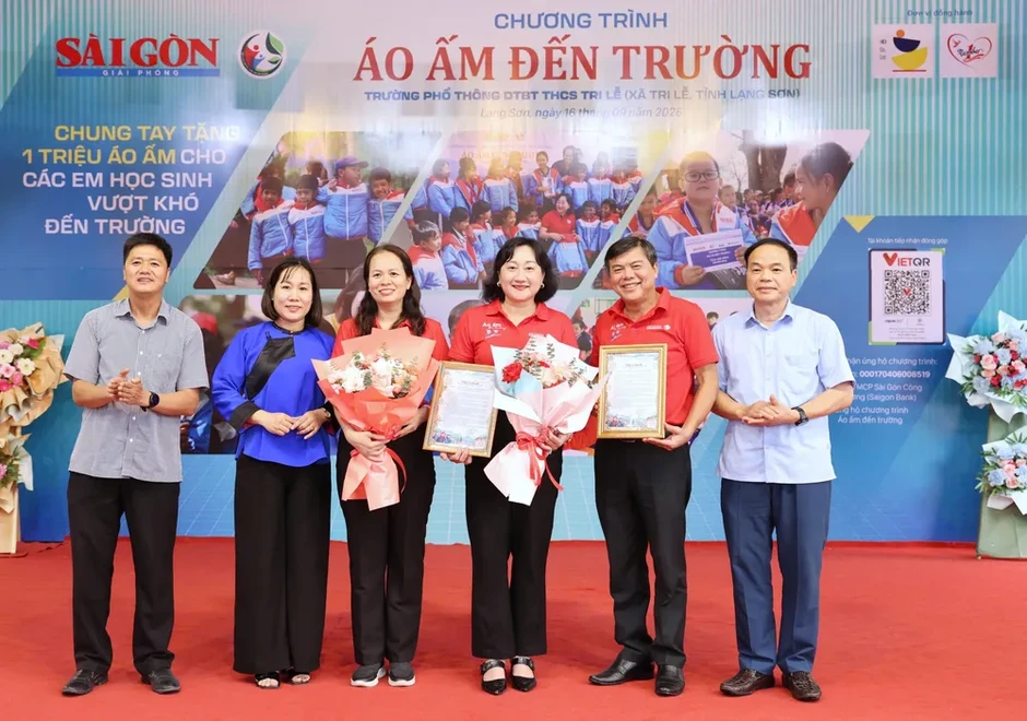 Trao hơi ấm, gửi trọn tình thương cho trò nghèo Trao hơi ấm, gửi trọn tình thương cho trò nghèo