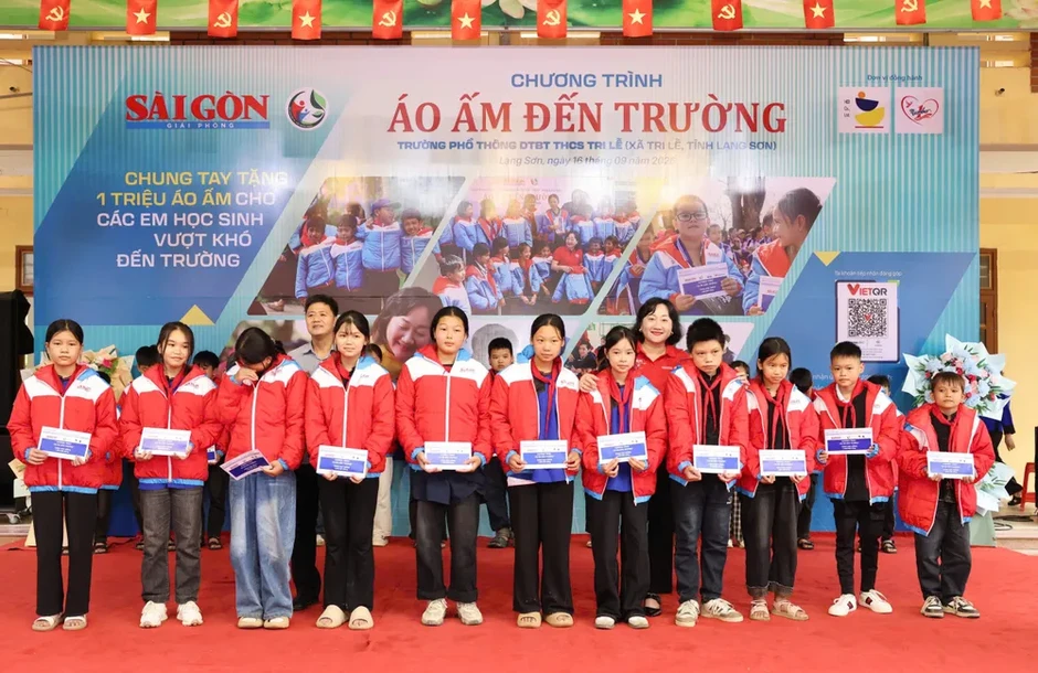 Trao hơi ấm, gửi trọn tình thương cho trò nghèo Trao hơi ấm, gửi trọn tình thương cho trò nghèo