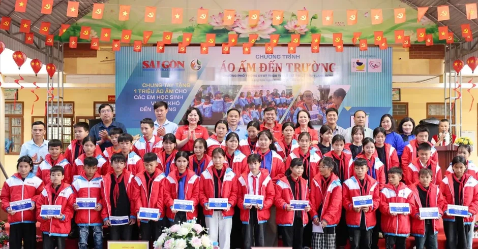 Trao hơi ấm, gửi trọn tình thương cho trò nghèo Trao hơi ấm, gửi trọn tình thương cho trò nghèo