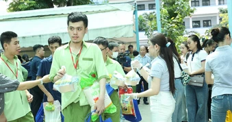 Trao hơn 3 tấn thực phẩm cho các học viên học nghề có hoàn cảnh khó khăn