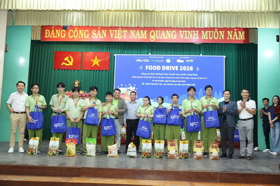 Trao hơn 3 tấn thực phẩm cho các học viên học nghề có hoàn cảnh khó khăn Trao hơn 3 tấn thực phẩm cho các học viên học nghề có hoàn cảnh khó khăn