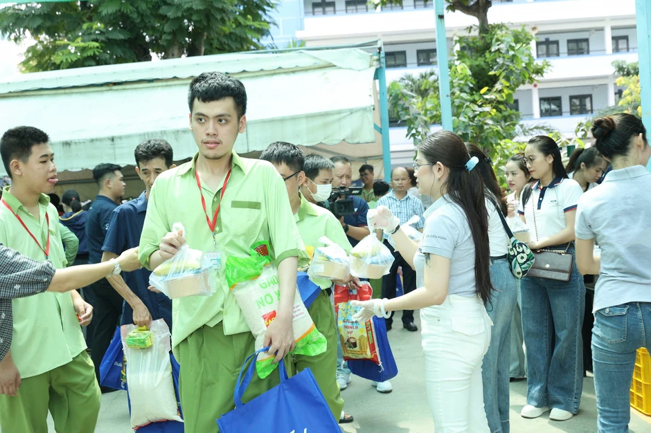 Trao hơn 3 tấn thực phẩm cho các học viên học nghề có hoàn cảnh khó khăn Trao hơn 3 tấn thực phẩm cho các học viên học nghề có hoàn cảnh khó khăn