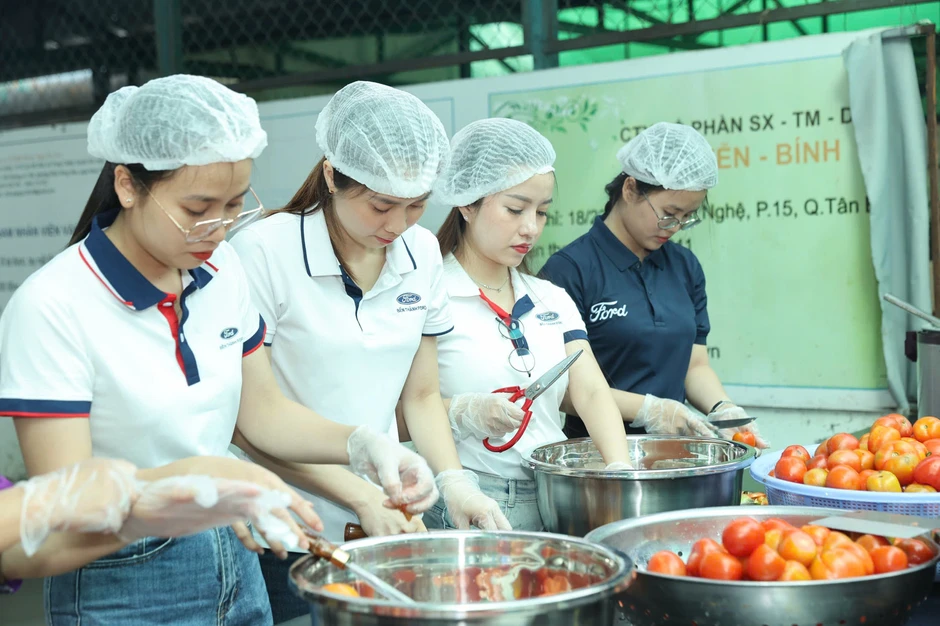 Trao hơn 3 tấn thực phẩm cho các học viên học nghề có hoàn cảnh khó khăn Trao hơn 3 tấn thực phẩm cho các học viên học nghề có hoàn cảnh khó khăn