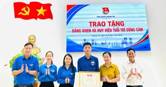 Trao Huy hiệu "Tuổi trẻ dũng cảm" cho nam sinh cứu người đuối nước