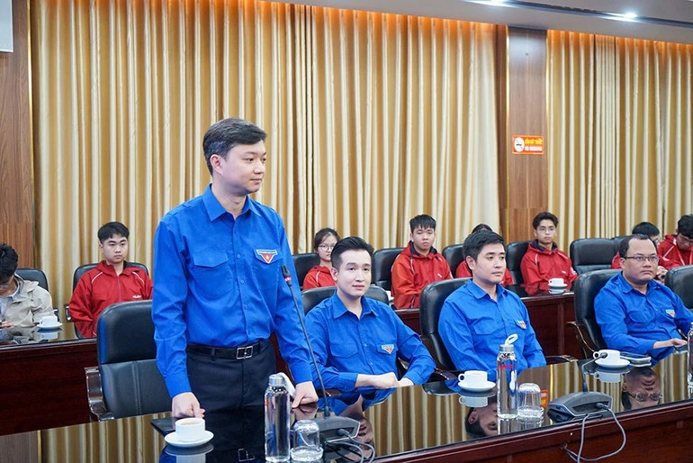 Trao huy hiệu "Tuổi trẻ dũng cảm" tặng sinh viên cứu người khỏi đám cháy ở Lĩnh Nam Trao huy hiệu "Tuổi trẻ dũng cảm" tặng sinh viên cứu người khỏi đám cháy ở Lĩnh Nam