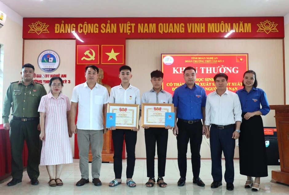 Trao huy hiệu Tuổi trẻ dũng cảm cho 2 học sinh Nghệ An Trao huy hiệu Tuổi trẻ dũng cảm cho 2 học sinh Nghệ An