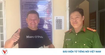 Trao lại tiền đánh rơi cho khách nước ngoài tại phường Mũi Né, Lâm Đồng
