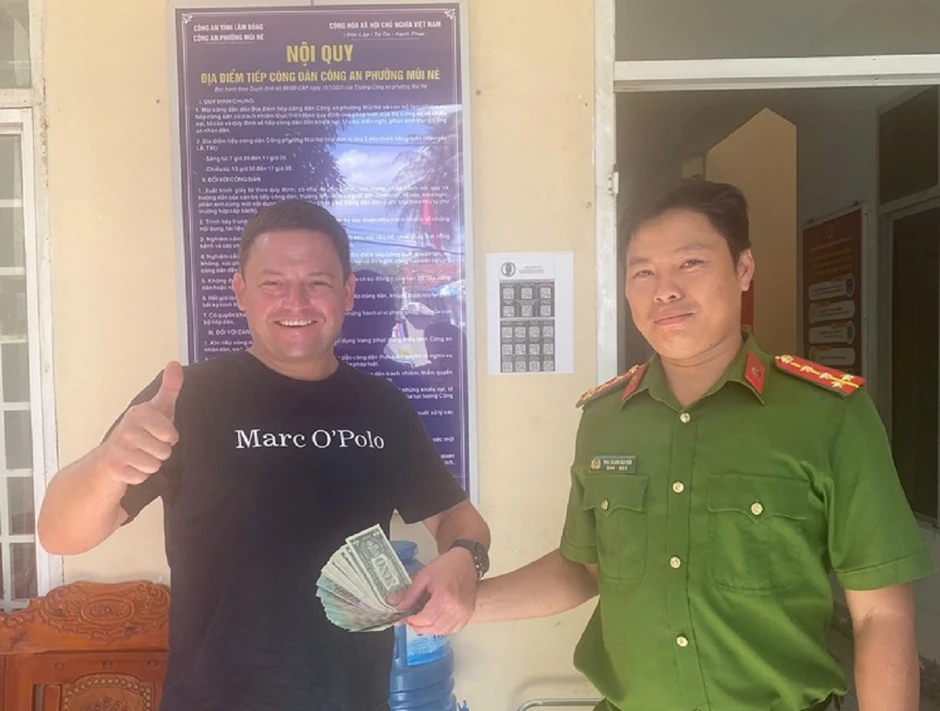 Trao lại tiền đánh rơi cho khách nước ngoài tại phường Mũi Né, Lâm Đồng Trao lại tiền đánh rơi cho khách nước ngoài tại phường Mũi Né, Lâm Đồng