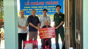 Trao Nhà Đại đoàn kết hỗ trợ hộ nghèo tại Đắk Lắk