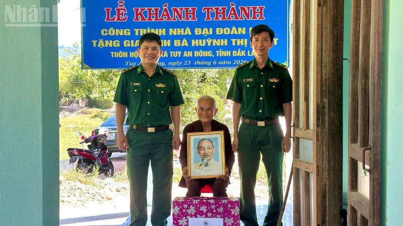 Trao Nhà Đại đoàn kết hỗ trợ hộ nghèo tại Đắk Lắk
