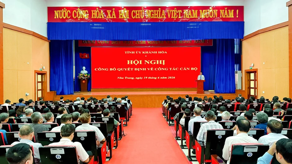 Trao Quyết định chuẩn y Bí thư Đảng ủy phường Nha Trang Trao Quyết định chuẩn y Bí thư Đảng ủy phường Nha Trang
