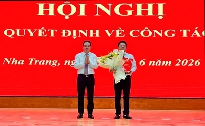 Trao Quyết định chuẩn y Bí thư Đảng ủy phường Nha Trang Trao Quyết định chuẩn y Bí thư Đảng ủy phường Nha Trang