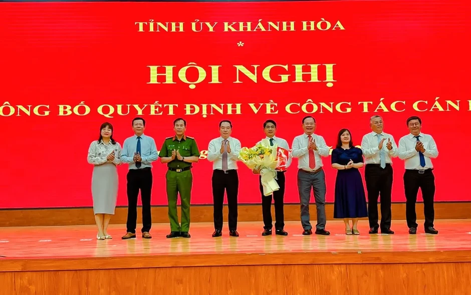 Trao Quyết định chuẩn y Bí thư Đảng ủy phường Nha Trang Trao Quyết định chuẩn y Bí thư Đảng ủy phường Nha Trang