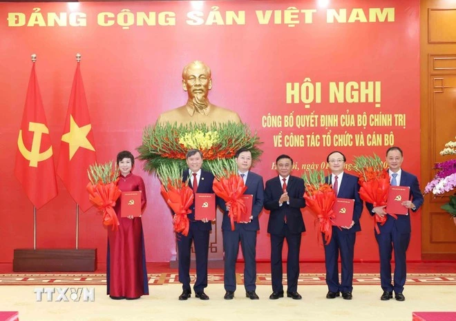 Trao quyết định của Bộ Chính trị về nhân sự lãnh đạo VTV, TinVina, TTXVN Trao quyết định của Bộ Chính trị về nhân sự lãnh đạo VTV, TinVina, TTXVN