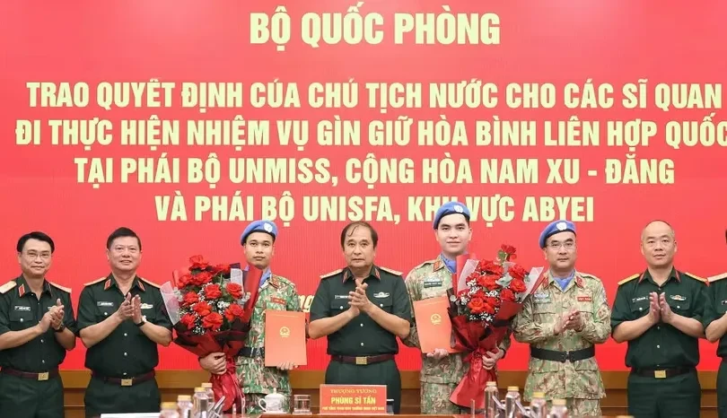 Trao Quyết định của Chủ tịch nước cho hai sỹ quan thực hiện nhiệm vụ gìn giữ hòa bình Liên hợp quốc Trao Quyết định của Chủ tịch nước cho hai sỹ quan thực hiện nhiệm vụ gìn giữ hòa bình Liên hợp quốc