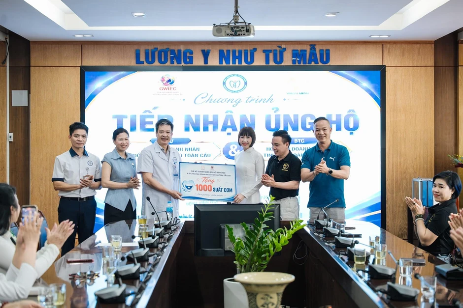 Trao tặng 1.000 suất ăn 0 đồng và xe lăn cho bệnh nhân tại Bệnh viện Nội tiết Trung ương Trao tặng 1.000 suất ăn 0 đồng và xe lăn cho bệnh nhân tại Bệnh viện Nội tiết Trung ương