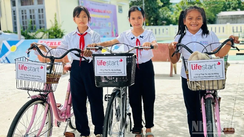 Trao tặng 50 xe đạp cho học sinh vượt khó, học giỏi Trao tặng 50 xe đạp cho học sinh vượt khó, học giỏi
