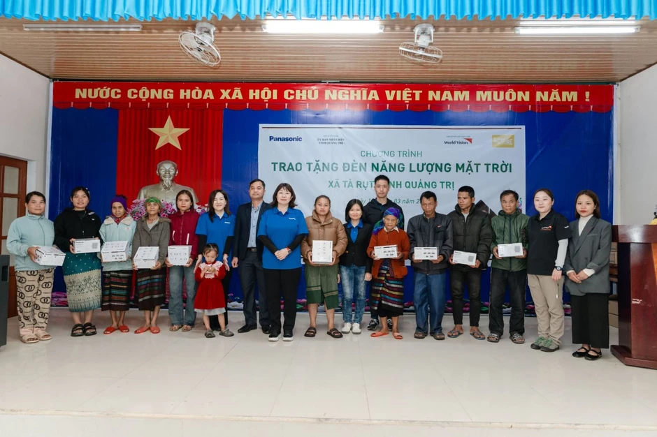Trao tặng 510 đèn năng lượng mặt trời cho xã Tà Rụt và Hướng Lập