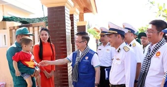 Trao tặng hơn 11 tỉ đồng cho quân dân Trường Sa và nhà giàn DK1