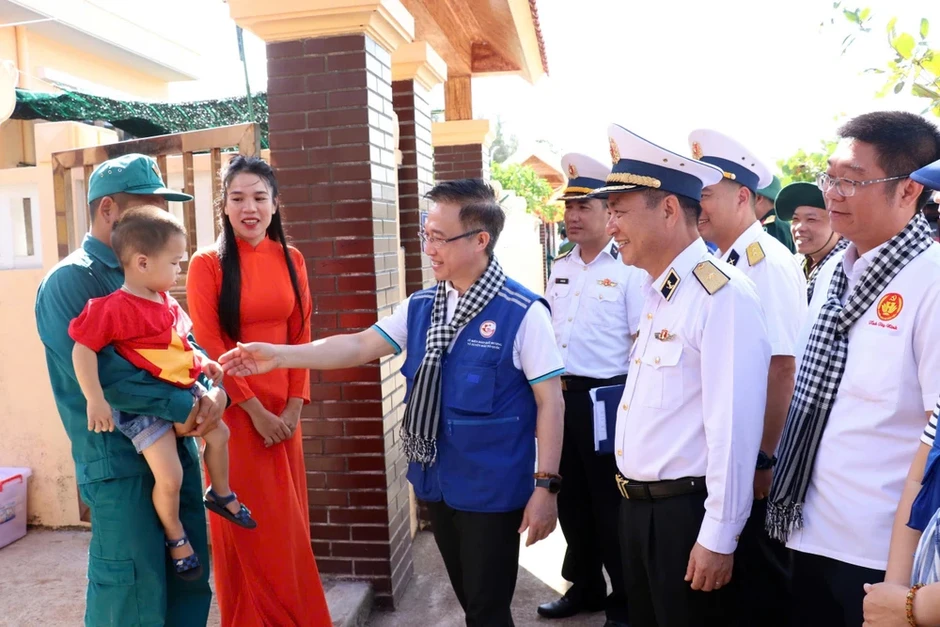 Trao tặng hơn 11 tỉ đồng cho quân dân Trường Sa và nhà giàn DK1 Trao tặng hơn 11 tỉ đồng cho quân dân Trường Sa và nhà giàn DK1