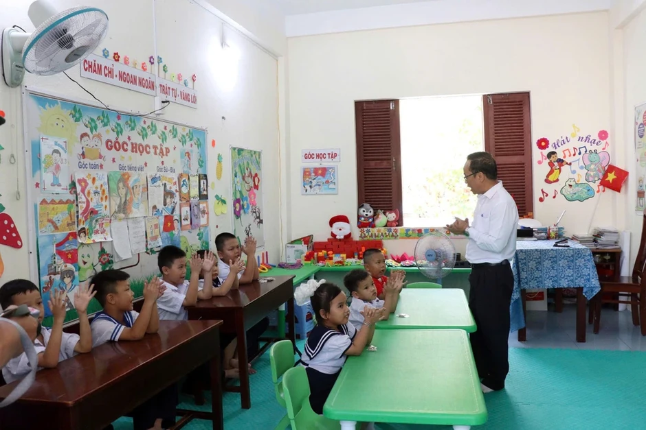 Trao tặng hơn 11 tỉ đồng cho quân dân Trường Sa và nhà giàn DK1 Trao tặng hơn 11 tỉ đồng cho quân dân Trường Sa và nhà giàn DK1