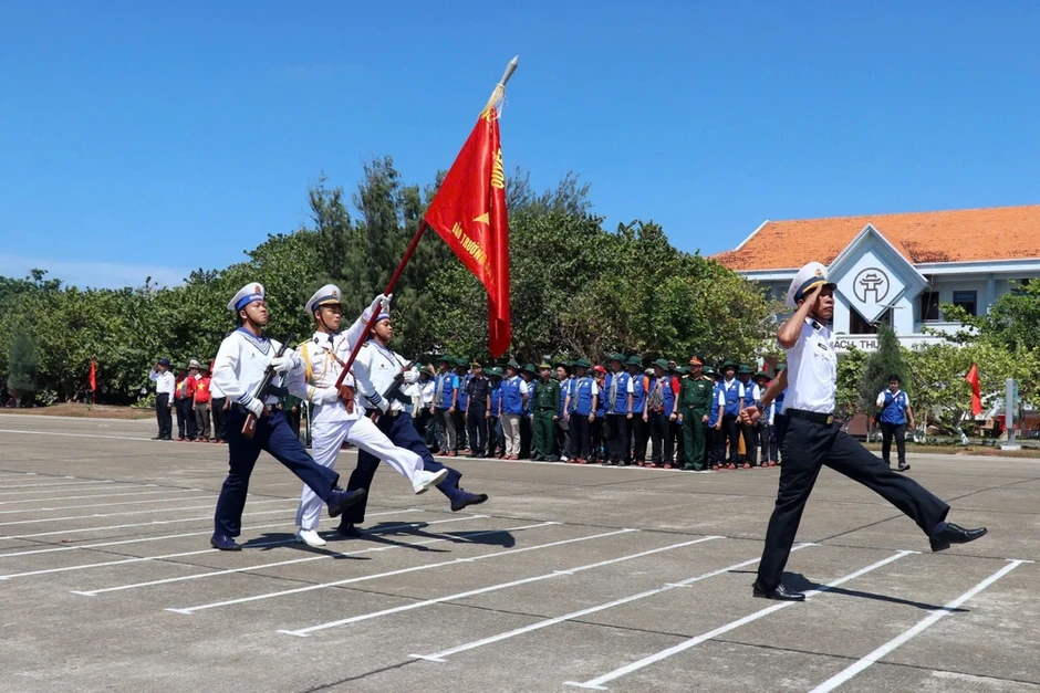 Trao tặng hơn 11 tỉ đồng cho quân dân Trường Sa và nhà giàn DK1 Trao tặng hơn 11 tỉ đồng cho quân dân Trường Sa và nhà giàn DK1