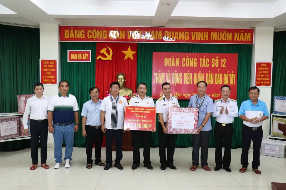 Trao tặng hơn 11 tỉ đồng cho quân dân Trường Sa và nhà giàn DK1 Trao tặng hơn 11 tỉ đồng cho quân dân Trường Sa và nhà giàn DK1
