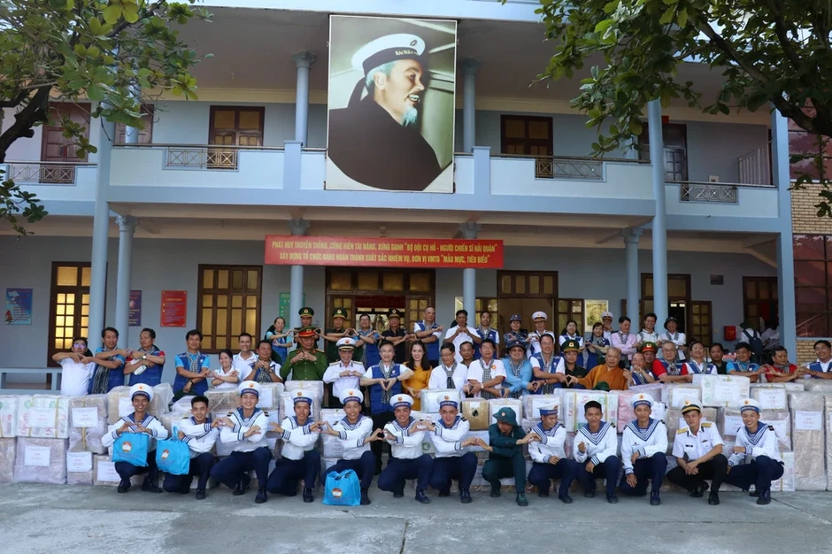 Trao tặng hơn 11 tỉ đồng cho quân dân Trường Sa và nhà giàn DK1 Trao tặng hơn 11 tỉ đồng cho quân dân Trường Sa và nhà giàn DK1