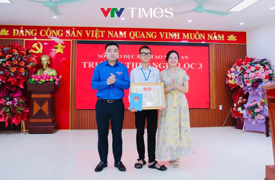 Trao tặng Huy hiệu Tuổi trẻ dũng cảm cho 2 bạn trẻ Nghệ An cứu người bị đuối nước Trao tặng Huy hiệu Tuổi trẻ dũng cảm cho 2 bạn trẻ Nghệ An cứu người bị đuối nước