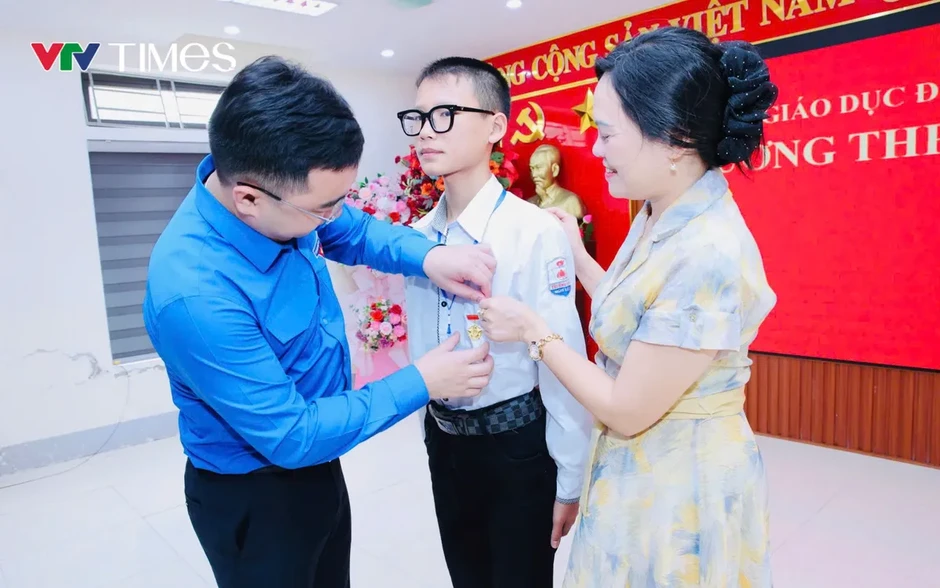 Trao tặng Huy hiệu Tuổi trẻ dũng cảm cho 2 bạn trẻ Nghệ An cứu người bị đuối nước Trao tặng Huy hiệu Tuổi trẻ dũng cảm cho 2 bạn trẻ Nghệ An cứu người bị đuối nước