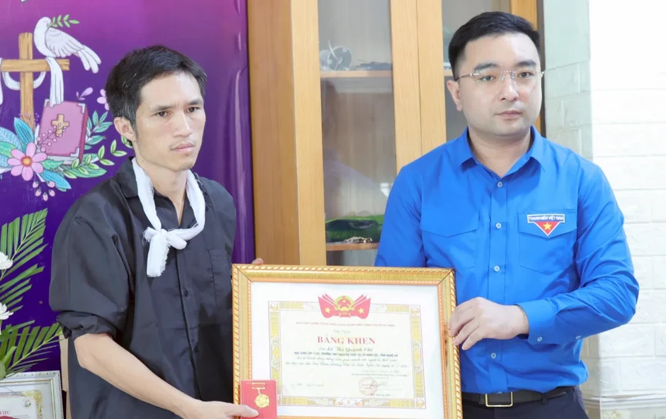 Trao tặng Huy hiệu Tuổi trẻ dũng cảm cho 2 bạn trẻ Nghệ An cứu người bị đuối nước Trao tặng Huy hiệu Tuổi trẻ dũng cảm cho 2 bạn trẻ Nghệ An cứu người bị đuối nước