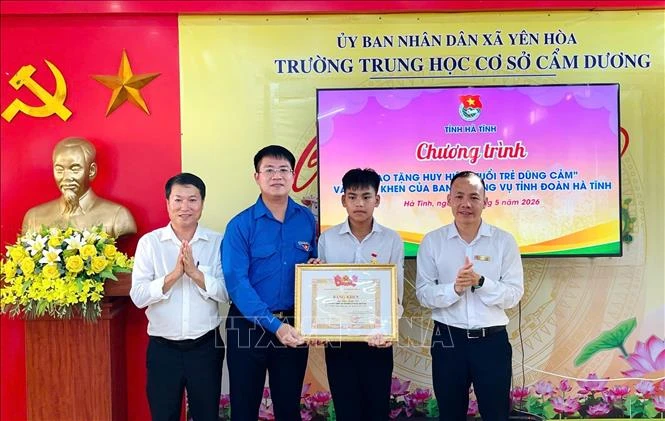 Trao tặng Huy hiệu 'Tuổi trẻ dũng cảm' cho học sinh cứu người đuối nước Trao tặng Huy hiệu 'Tuổi trẻ dũng cảm' cho học sinh cứu người đuối nước